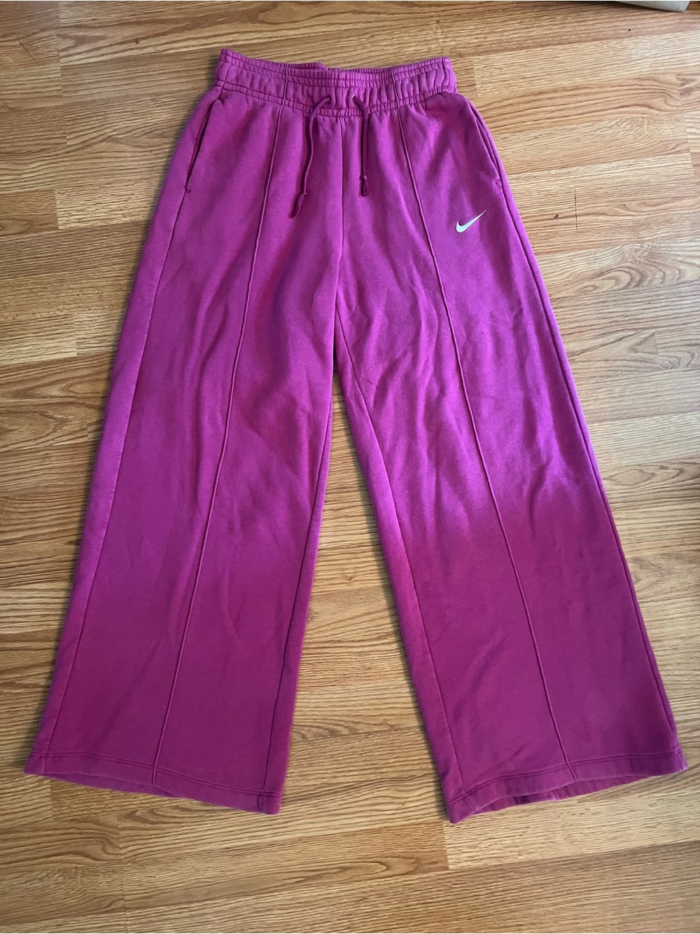 Nike Woman’s wide leg magenta sweatpants